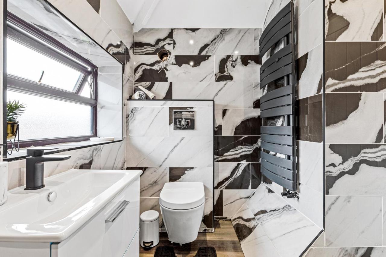 Walsall - 4 Bedroom House, Wi-Fi, Garden , Sleeps 8 - Jrr Stays Bescot Экстерьер фото