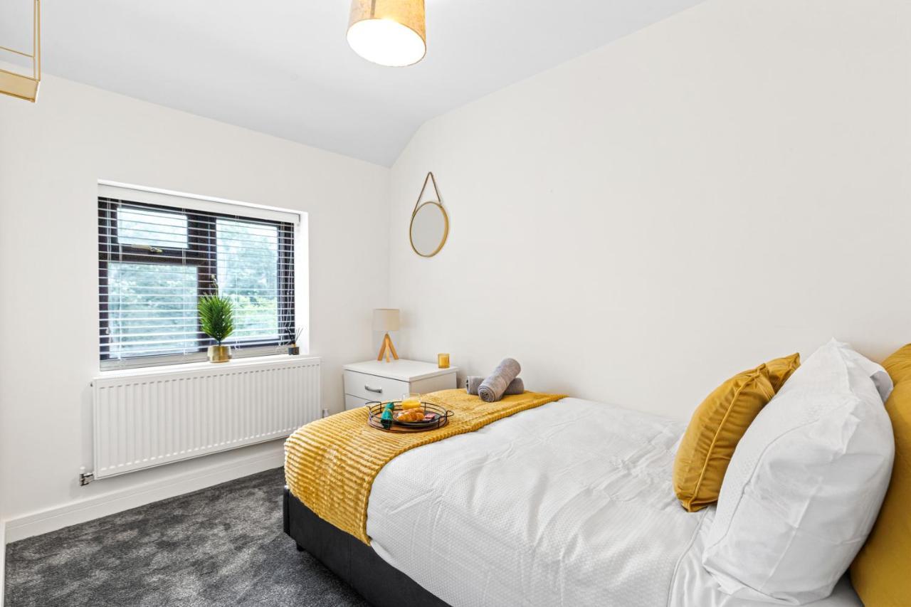 Walsall - 4 Bedroom House, Wi-Fi, Garden , Sleeps 8 - Jrr Stays Bescot Экстерьер фото