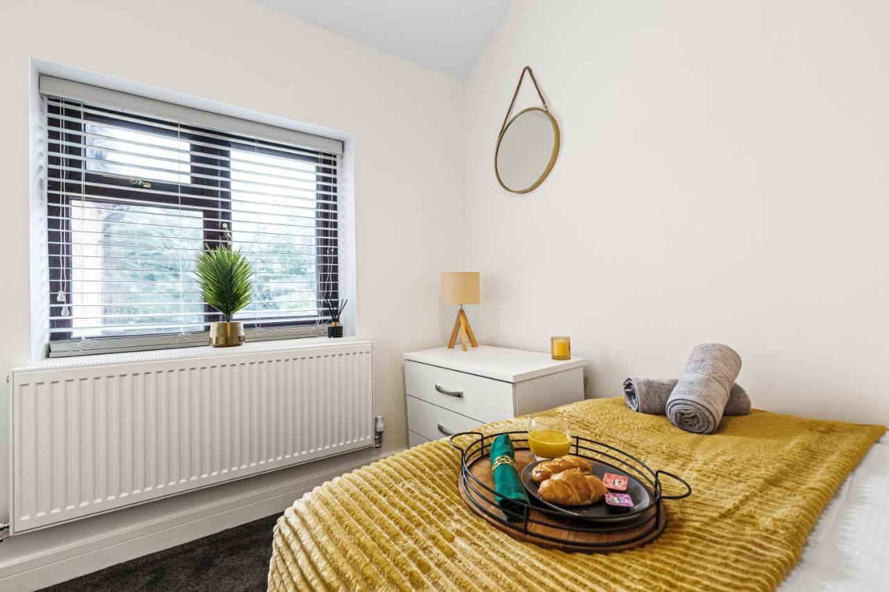Walsall - 4 Bedroom House, Wi-Fi, Garden , Sleeps 8 - Jrr Stays Bescot Экстерьер фото