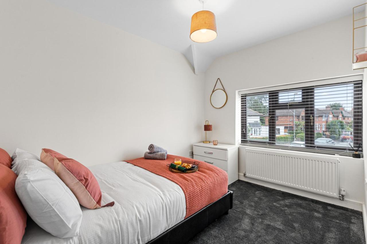 Walsall - 4 Bedroom House, Wi-Fi, Garden , Sleeps 8 - Jrr Stays Bescot Экстерьер фото